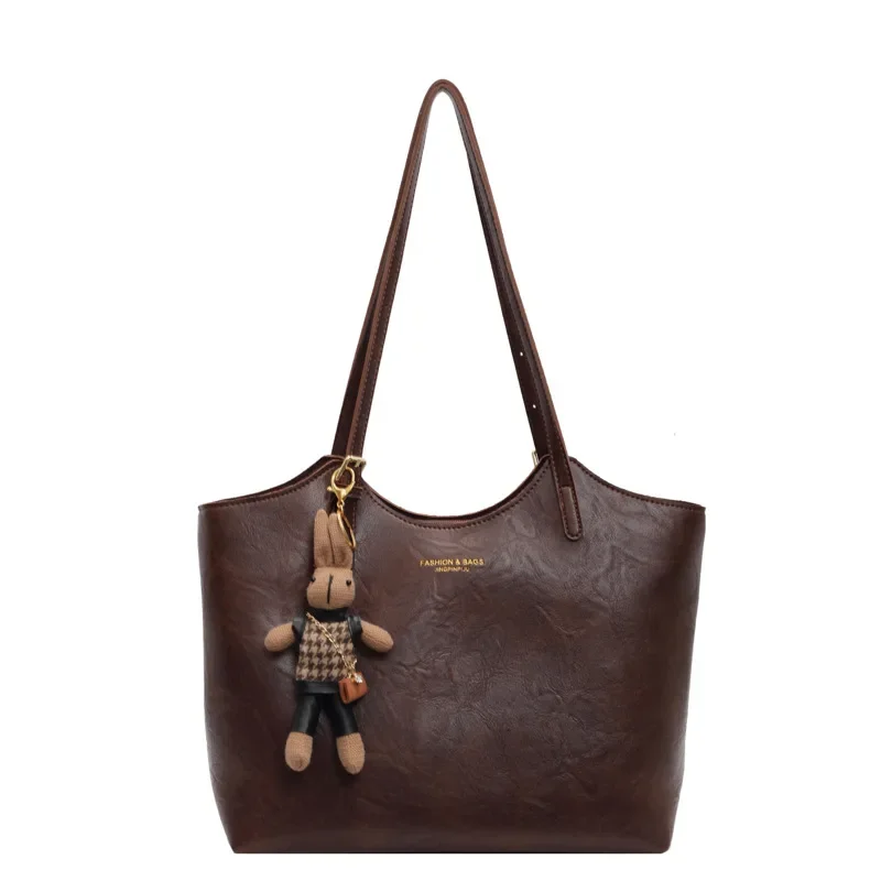 Emma Rustic Edge Tote – Spacieux Sac Vintage en Cuir Végan avec Pendentif Fantaisie - Image 3